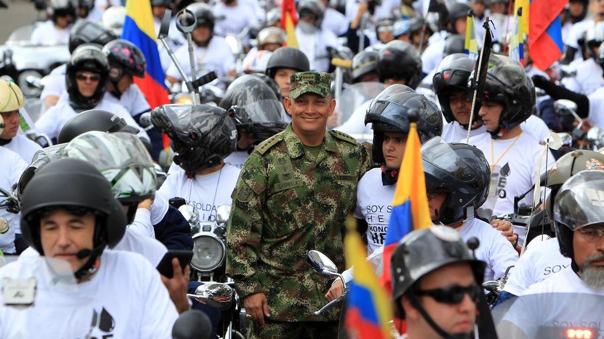 El comandante del Ejército de Colombia, general Jaime Lasprilla (c), posa en medio de una caravana de motociclistas en honor a soldados y policías discapacitados, el 24 de mayo de 2015, en Bogotá, Colombia.