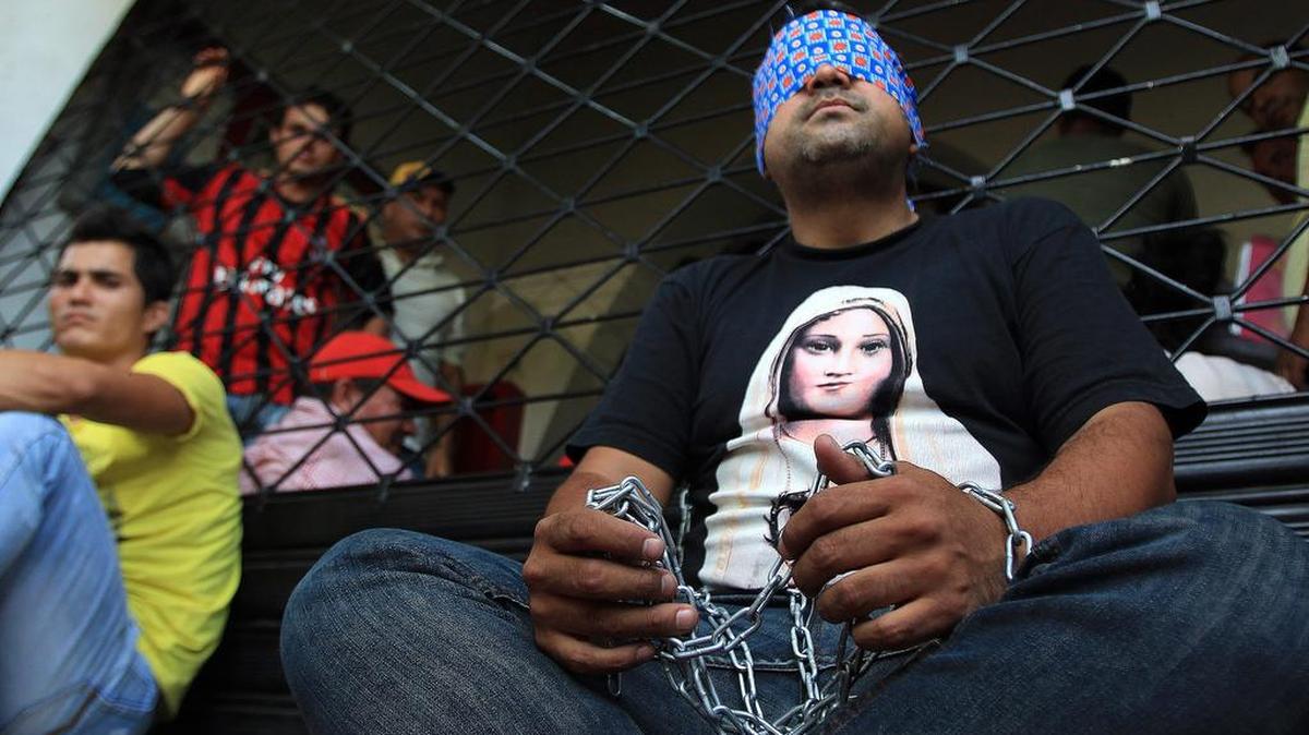 
Ciudadano venezolano se encadena hoy, viernes 28 de agosto de 2015, en defensa de la situación de los colombianos en la frontera Colombia-Venezuela. 
