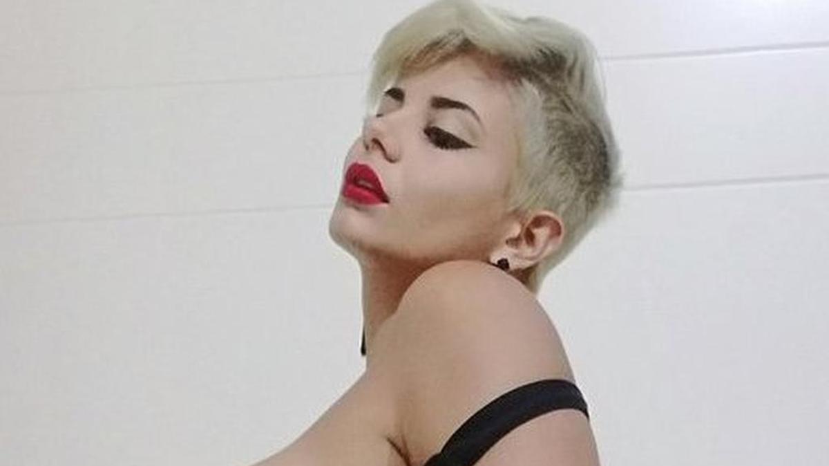 Amaranta Hank, una actriz porno colombiana, cree que los hombres de su país son malos amantes, pero aún así ha decidido darles una oportunidad.