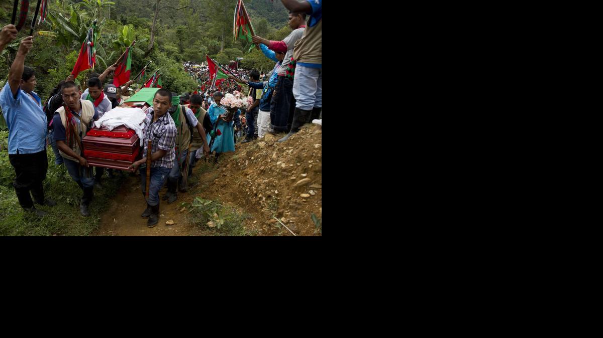 
Indígenas participan en el funeral de Daniel Coicue, integrante de la tribu Nasa, que fue asesinado recientemente por las FARC en el Cauca.
