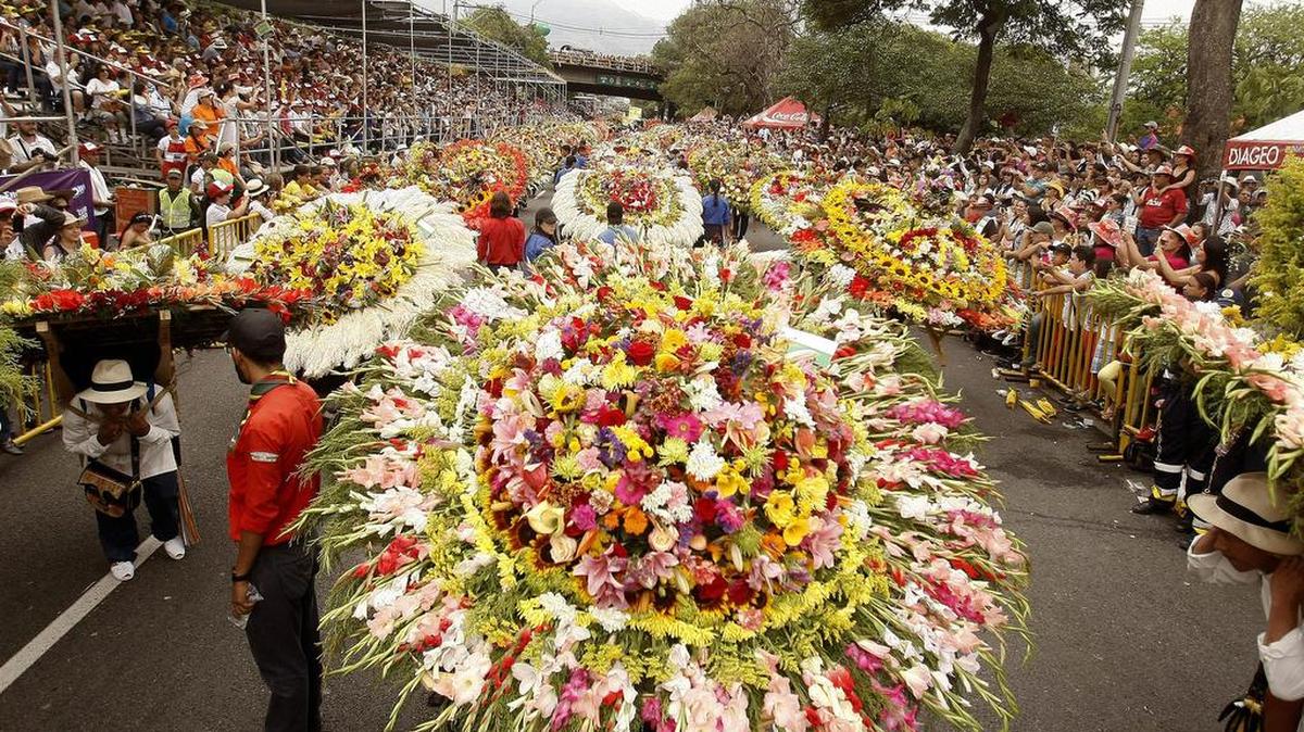 
Silleteros participan hoy, domingo 9 de agosto de 2015, en la versión número 58 del tradicional desfile de silleteros que se realiza cada año en la Feria de Las Flores de MedellÌn (Colombia). 
