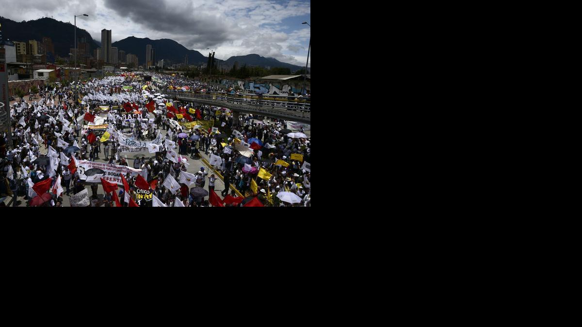 
Colombianos marchan durante el Día de la Paz en Bogotá el 9 de abril de 2015. Bogotá comenzó con varios eventos simbólicos para celebrar un día de paz y recuerdo de las víctimas del conflicto armado que azota a Colombia desde hace más de medio siglo.
