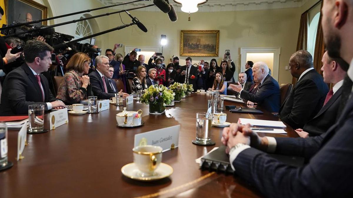 El presidente Joe Biden se reúne con el presidente colombiano Iván Duque Márquez en la Sala del Gabinete de la Casa Blanca el jueves 10 de marzo de 2022 en Washington. (Foto AP/Patrick Semansky)