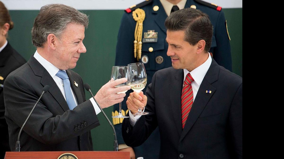 
Los presidentes de Colombia, Juan Manuel Santos (izq.), y de México, Enrique Peña Nieto, durante un almuerzo el viernes en el salón Alcázar del Castillo de Chapultepec. 
