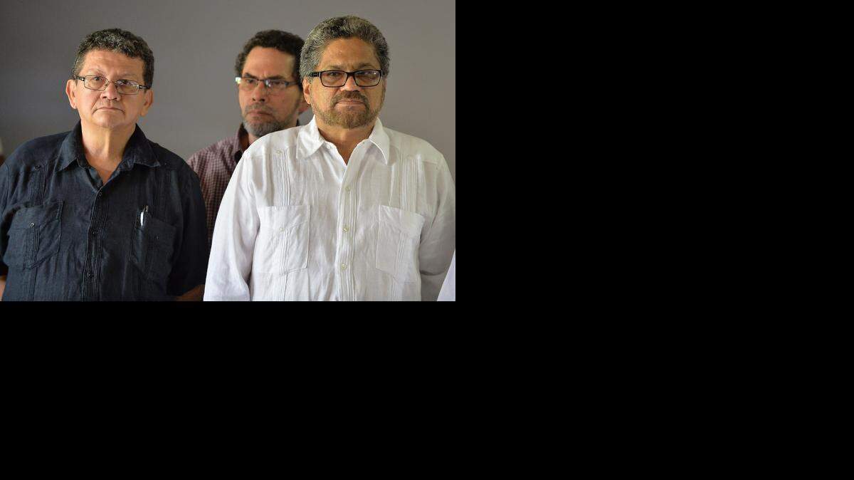 
Los jefes guerrilleros Pablo Catatumbo (izq.), Pastor Alape, e Iván Márquez, en La Habana, la semana pasada.
