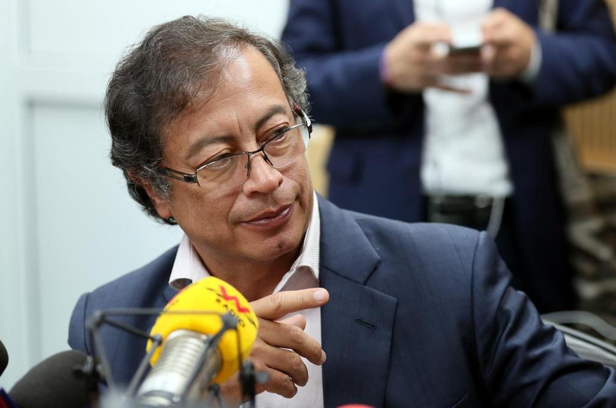 El Presidente de Colombia Gustavo Petro habla en la emisora radial La W en Bogotá (Colombia). EFE/ Mauricio Dueñas Castañeda