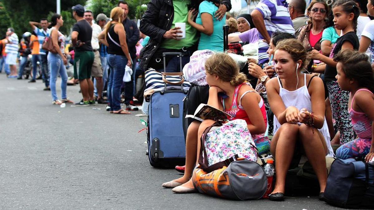 
Colombianos hacen fila en el punto fronterizo en San Antonio, Venezuela, en la frontera con Colombia, el domingo 23 de agosto. 
