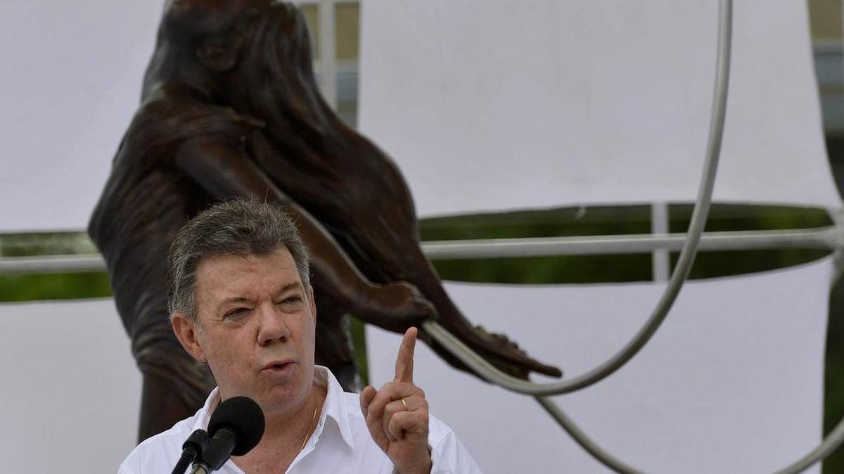 Fotografía cedida por la Presidencia de Colombia, del mandatario Juan Manuel Santos, mientras habla el 14 de noviembre de 2015, durante un acto en Armero, departamento de Tolima (Colombia), en la conmemoración de los 30 años de la tragedia que arrancó las vidas de 25 mil colombianos.