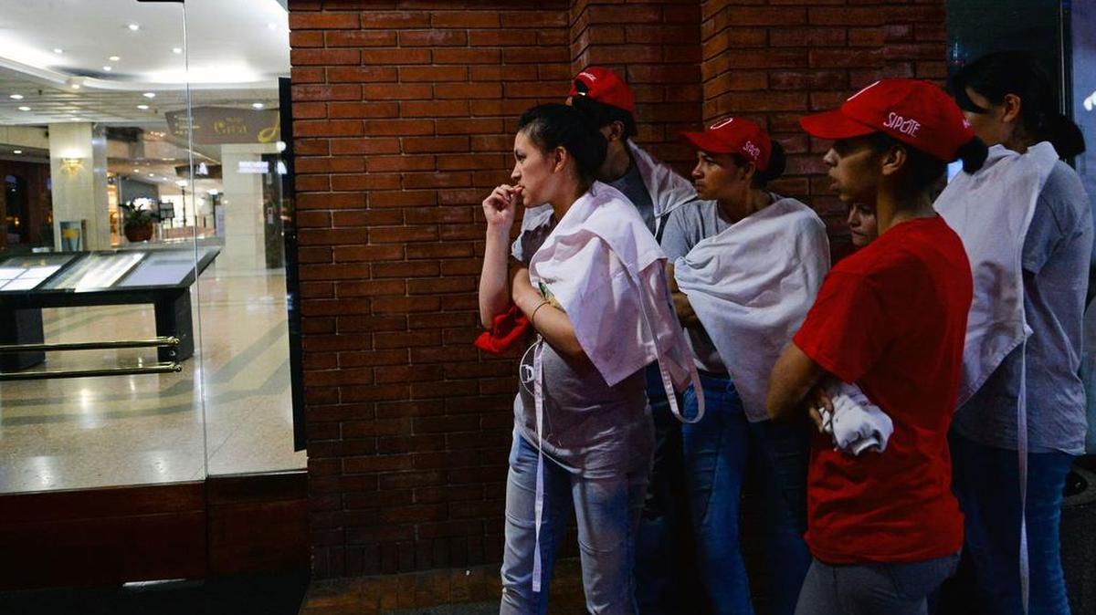 Locales junto a un centro comercial después de una explosión en el interior del edificio en Bogotá, Colombia, el 17 de junio de 2017.