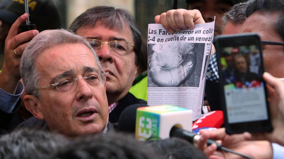 El expresidente de Colombia Álvaro Uribe (i) ofrece declaraciones luego de votar el domingo 2 de octubre de 2016 en Bogotá (Colombia).