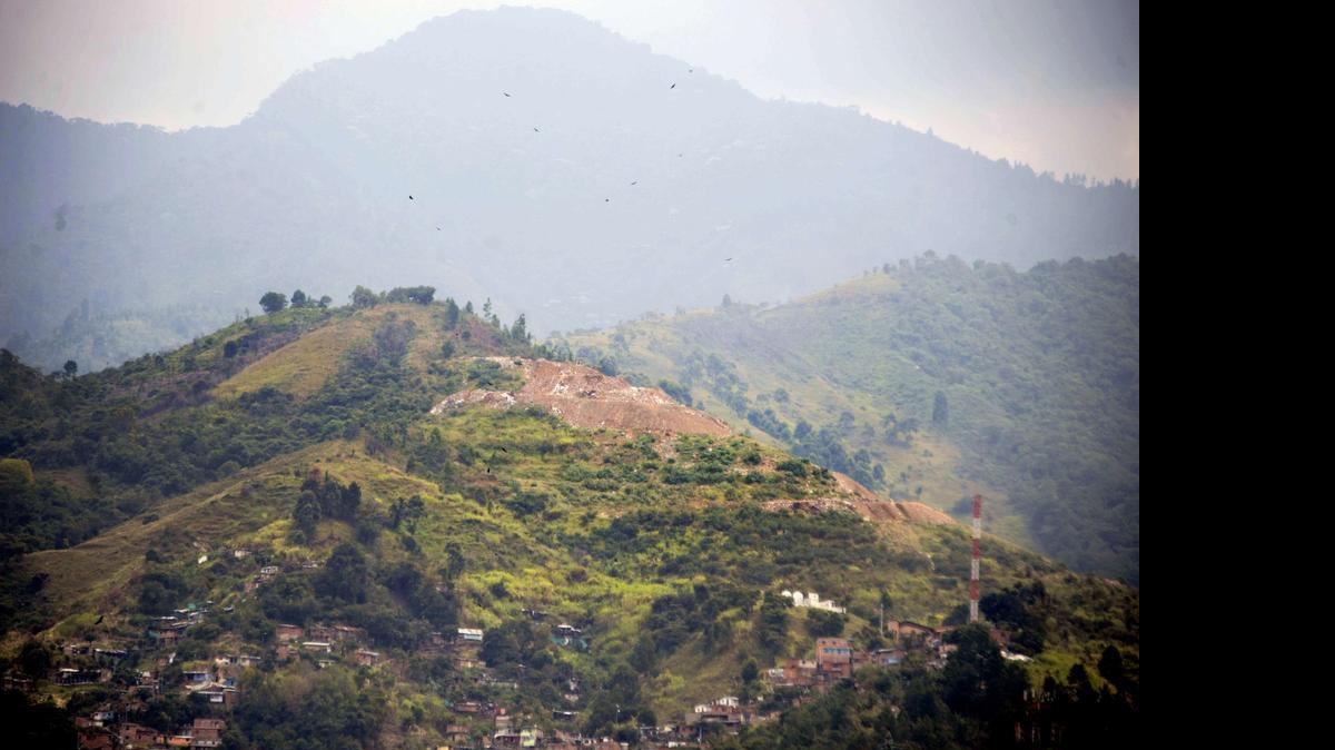 
Vista general de “La Escombrera’” en la comuna 13 de Medellín, Colombia, una popular barriada en la que viven unas 130,000 personas, muchas de ellas en condiciones de pobreza. En esa zona expertos buscarán hasta varios centenares de cadáveres a partir del lunes. 
