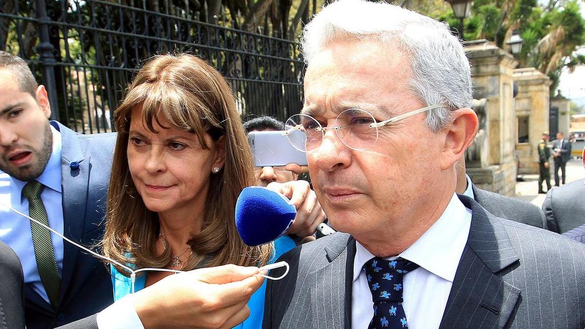 El ex presidente, senador colombiano y líder del Centro Democrático, Álvaro Uribe Vélez (d) y la ex ministra de Defensa, Marta Lucía Ramirez (i), a su llegada a la Casa de Nariño, el miércoles 5 de octubre de 2016, en Bogotá (Colombia).