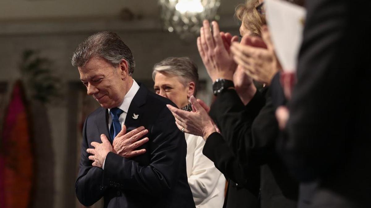 El presidente colombiano Juan Manuel Santos responde al aplauso de los asistentes a la ceremonia donde recibió el premio Nobel de la Paz en Oslo en diciembre pasado.