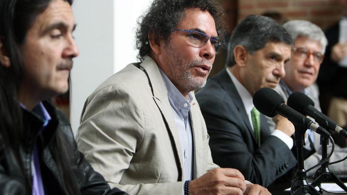 El integrante de las FARC Félix Antonio Muñoz Lascarro, alias "Pastor Álape" (2i), el Alto Consejero para el Posconflicto, Derechos Humanos y Seguridad de Colombia, Rafael Pardo (2d), y el director de la Agencia para la Sustitución de Cultivos ilícitos, Eduardo Díaz (d), durante una rueda de prensa el viernes 27 de enero de 2017, en Bogotá (Colombia).