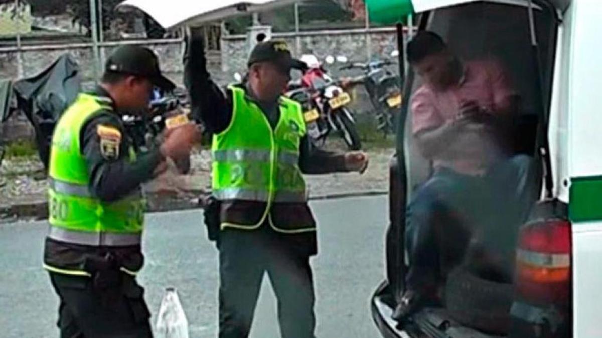Policías custodian a Daniel Rada Atencia.