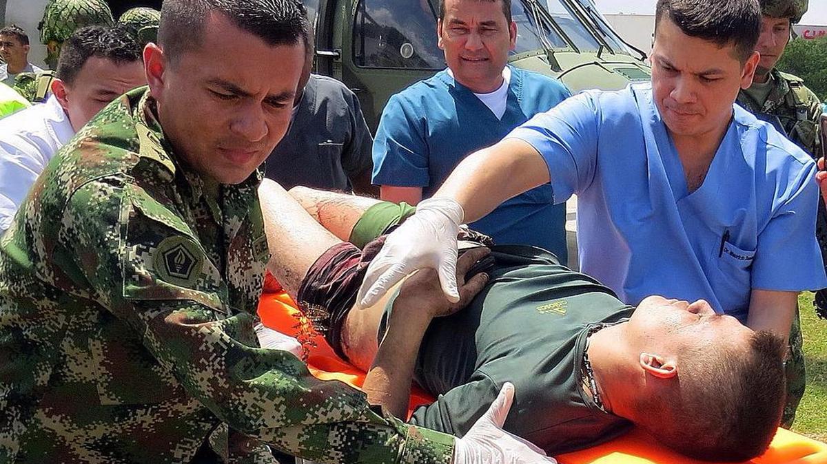 Fotografía cedida por el Ejército de Colombia de la evacuación de un miembro del Ejército de Liberación Nacional (ELN) el jueves 22 de octubre de 2015, en Cartagena, Colombia.