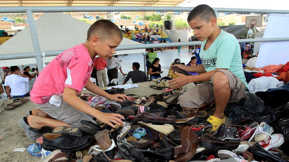 
Niños colombianos deportados desde Venezuela buscan zapatos en el albergue El Morichal, en Cucutá (Colombia) hoy, jueves 27 de agosto de 2015. La Oficina de Coordinación Humanitaria de Naciones Unidas en Colombia (OCHA) informó hoy que 1.088 colombianos han sido deportados o repatriados desde Venezuela en los últimos seis días, tras el cierre del paso fronterizo entre Cúcuta y San Antonio ordenado por el presidente venezolano, Nicolás Maduro.
