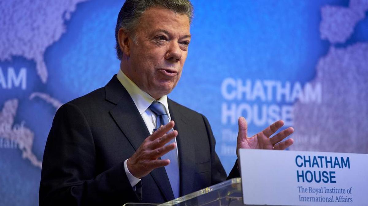 El presidente de Colombia, Juan Manuel Santos, recibe el galardón anual del Real Instituto de Relaciones Internacionales británico, conocido como Chatham House, en Londres, el jueves 9 de noviembre de 2017.