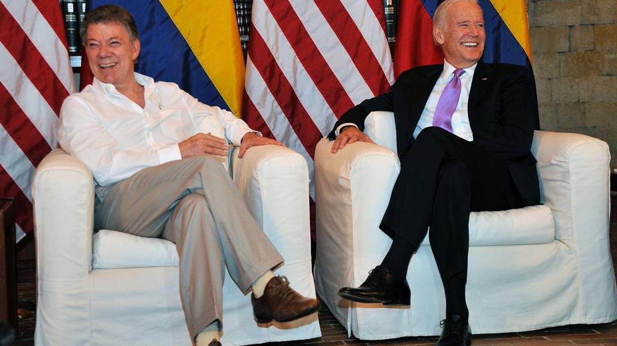 El presidente de Colombia, Juan Manuel Santos habla con el vicepresidente de Estados Unidos, Joe Biden, durante su encuentro en la Casa de Huéspedes Ilustres este jueves en Cartagena, Colombia.