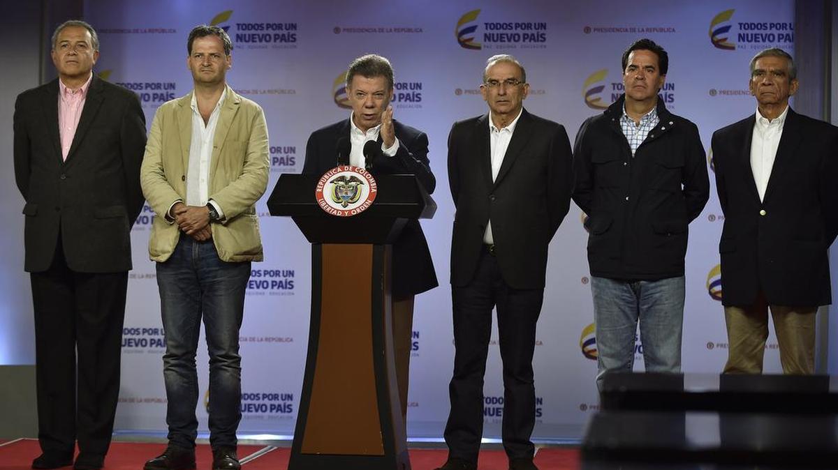 Fotografía cedida por la Presidencia de Colombia del mandatario Juan Manuel Santos (3i), acompañado por el equipo negociador del proceso de paz en La Habana el domingo 3 de abril de 2016, en Bogotá (Colombia).