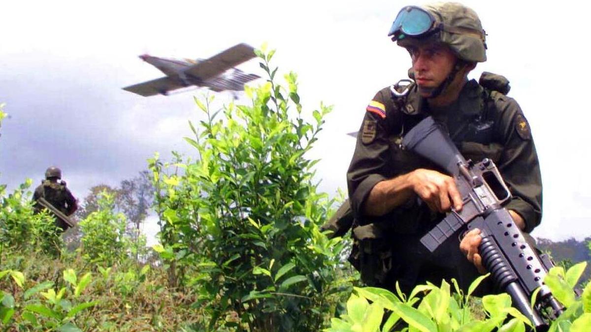 Fuerzas antinarcóticos colombianas daban cobertura terrestre a los aviones que fumigaban la coca en septiembre del 2000.