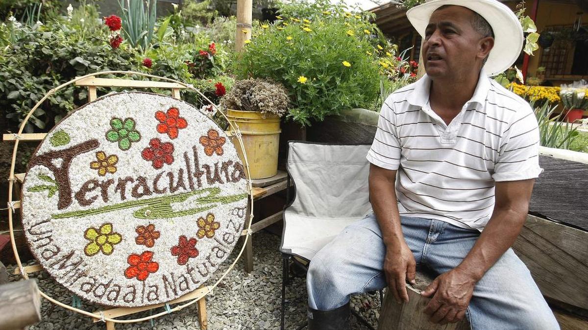 
Luis Eduardo Londoño es uno de los centenares de artistas viven entre flores multicolores y pasan sus días dedicados a mantener viva la tradición de los “silleteros”, un símbolo de la región de Antioquia y patrimonio de Colombia.
