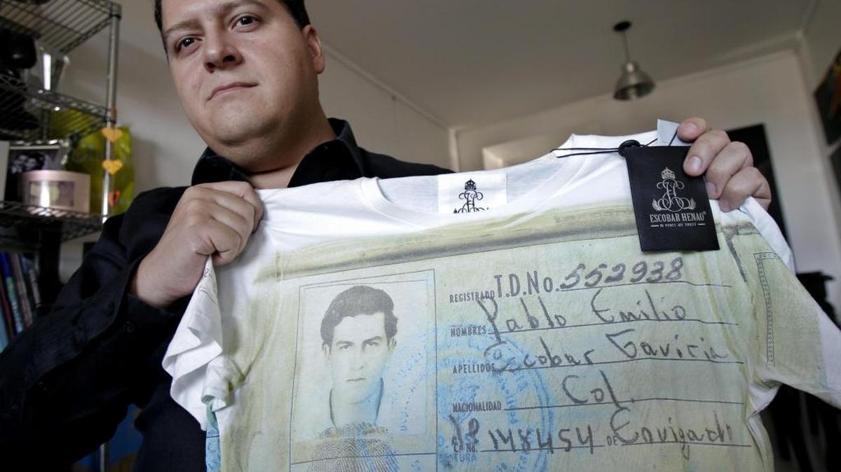 Juan Pablo Escobar Henao, el hijo de Pablo Escobar, quien vive en Argentina como Sebastián Marroquín, fue acusado junto al ex futbolista colombiano Mauricio 'Chicho' Serna y a la viuda de Victoria Henao Vallejos de integrar una organización criminal en Argentina dedicada al lavado de activos del narcotraficante colombiano José Piedrahita Ceballos. 