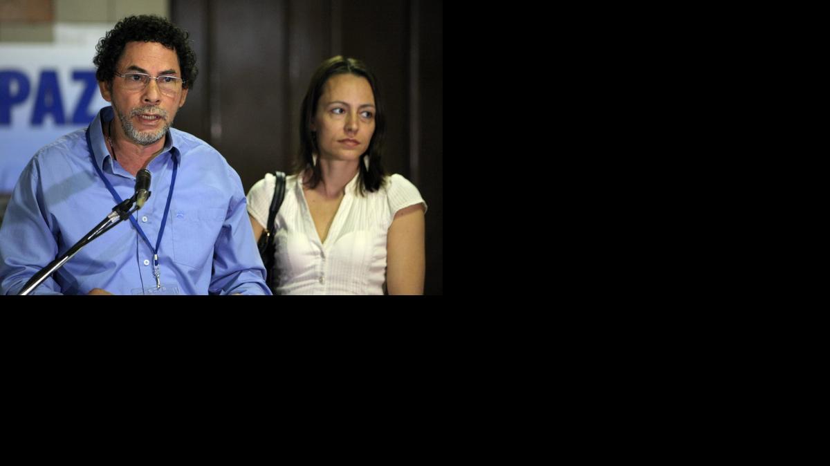 
El comandante de guerrilla de las FARC-EP Pastor Alape (i) lee un comunicado junto a la guerrillera e integrante de la mesa negociadora, la holandesa Tanja Nijmeijer (d), hoy, miércoles 25 de febrero de 2015, en el Palacio de Convenciones de La Habana (Cuba), donde continúan los diálogos de paz con los representantes del Gobierno colombiano. 
