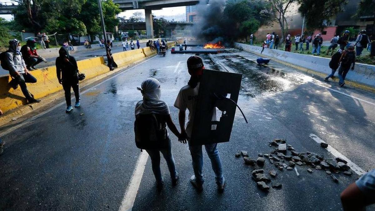 Una calle bloqueada por manifestantes antigubernamentales en Caracas, Venezuela.