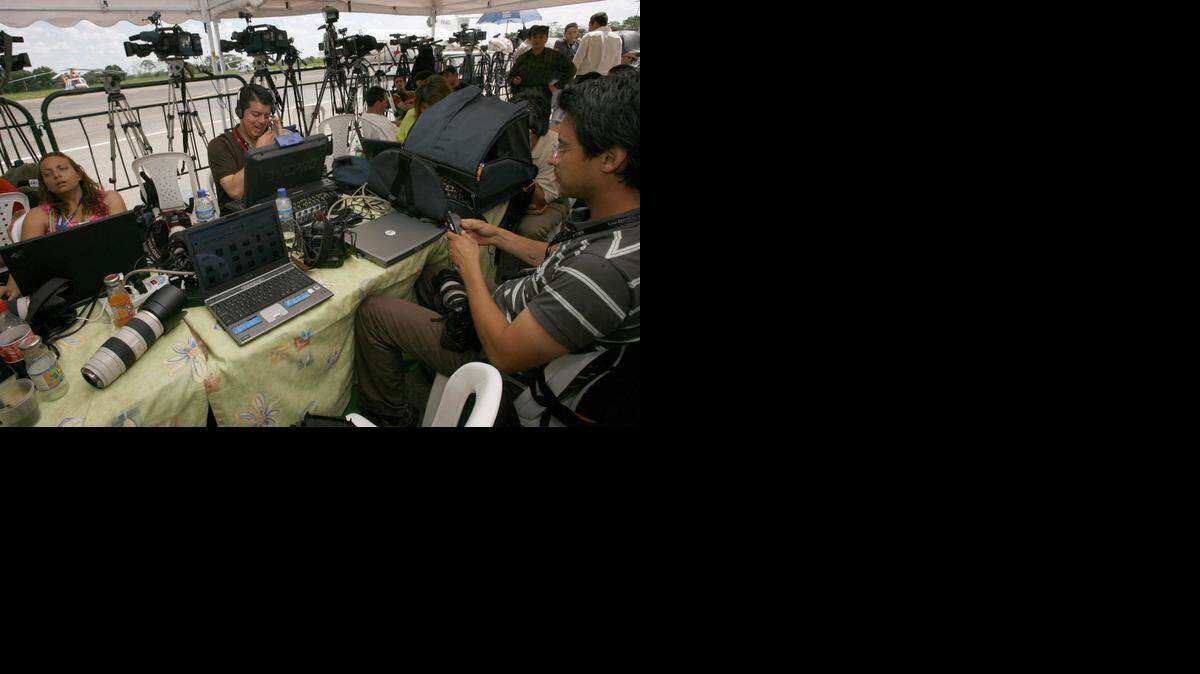 
Corresponsales colombianos e internacionales envian sus noticias el 30 de diciembre del 2007, desde la carpa acondicionada para los periodistas junto a la pista del aeropuerto Vanguardia de Villavicencio, en el centro de Colombia, donde se espera se realice la misión humanitaria internacional para rescatar a tres secuestrados que las FARC prometieron liberar. 
