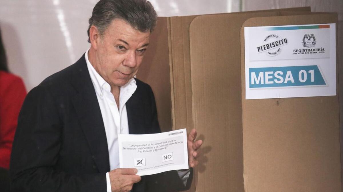 El presidente de Colombia Juan Manuel Santos al momento de votar por el plebiscito por los acuerdos con las FARC.