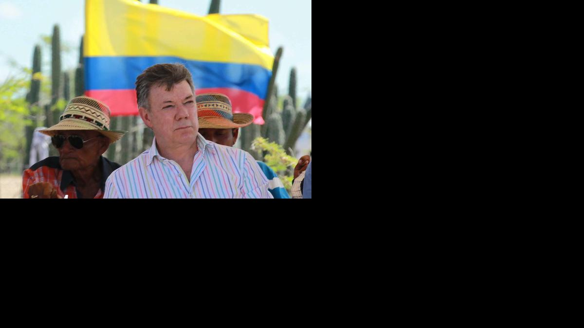 
El presidente Juan Manuel Santos habla el sábado 20 de diciembre de 2014, durante una visita a Bahía Portete, en el departamento de La Guajira, en la frontera norte con Venezuela en Portete (Colombia).