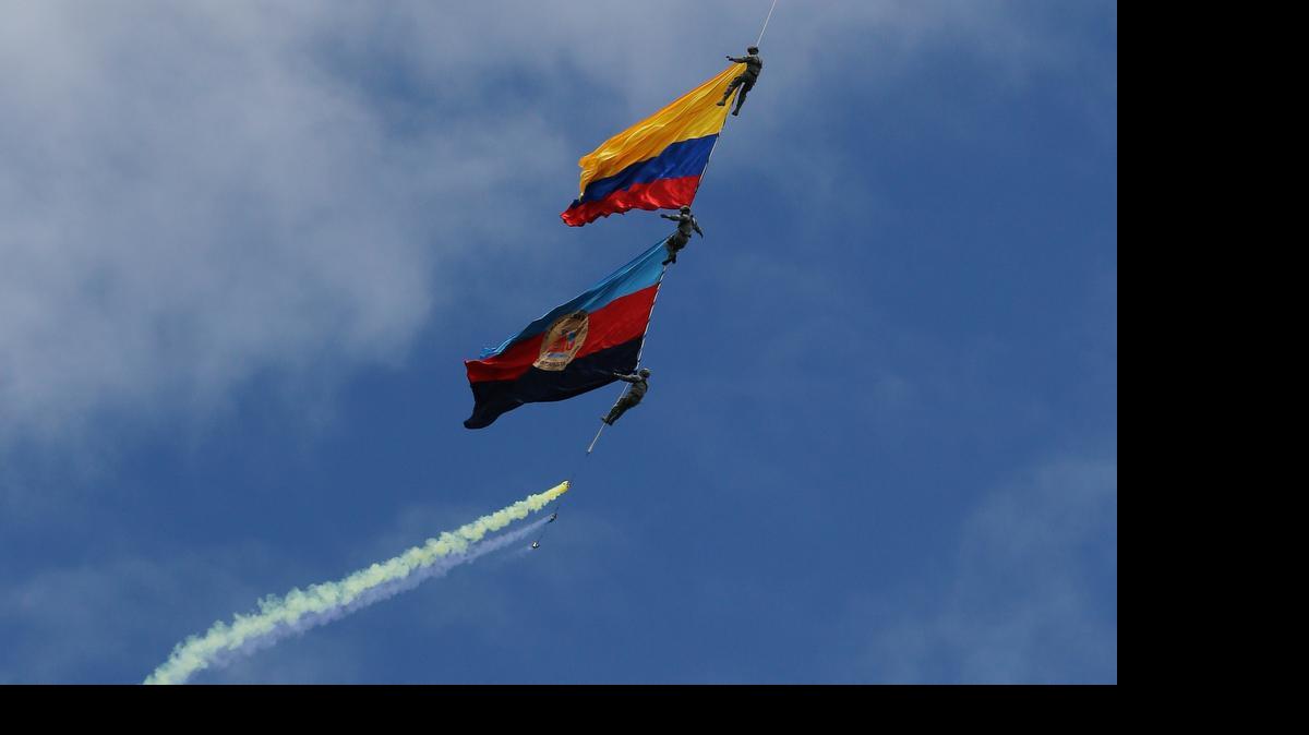 
Soldados a rapel desde un helicóptero ondean banderas el lunes durante un desfile militar para celebrar 205 aniversario de la independencia de Colombia de España.
