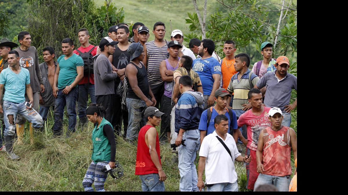 
Familiares de los 15 mineros que se encuentran atrapados en un socavón esperan su rescate mientras un grupo de mineros excava en su búsqueda a la orilla del río Cauca hoy, miércoles 13 de mayo de 2015, en Riosucio, departamento de Caldas (Colombia). Al menos quince personas quedaron atrapadas en un socavón donde se explotaba una mina de oro informaron hoy fuentes oficiales. "Hasta el momento como reporte preliminar se registran 15 personas atrapadas en la mina", señaló en un comunicado la Unidad Nacional para la Gestión del Riesgo de Desastres (UNGRD), que coordina las operaciones de rescate. 
