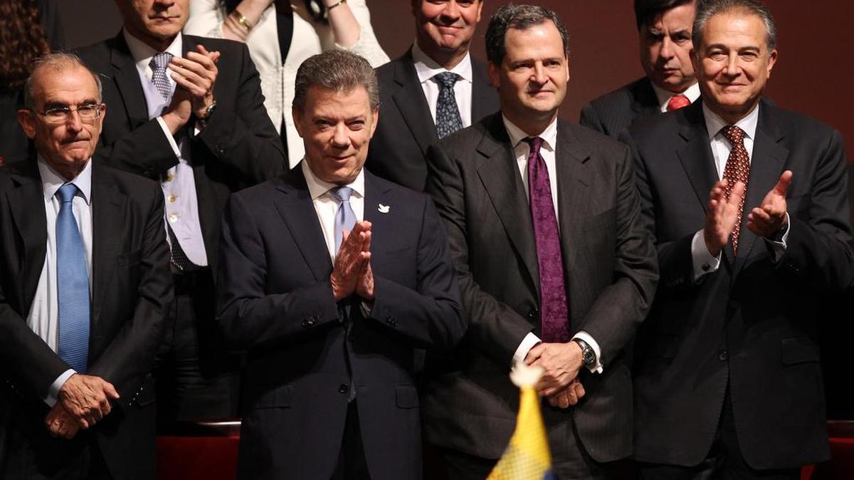 El presidente de Colombia, Juan Manuel Santos (2-i), y su equipo negociador participan en la firma de un nuevo acuerdo de paz con las FARC hoy, jueves 24 de noviembre de 2016, en Bogotá (Colombia).