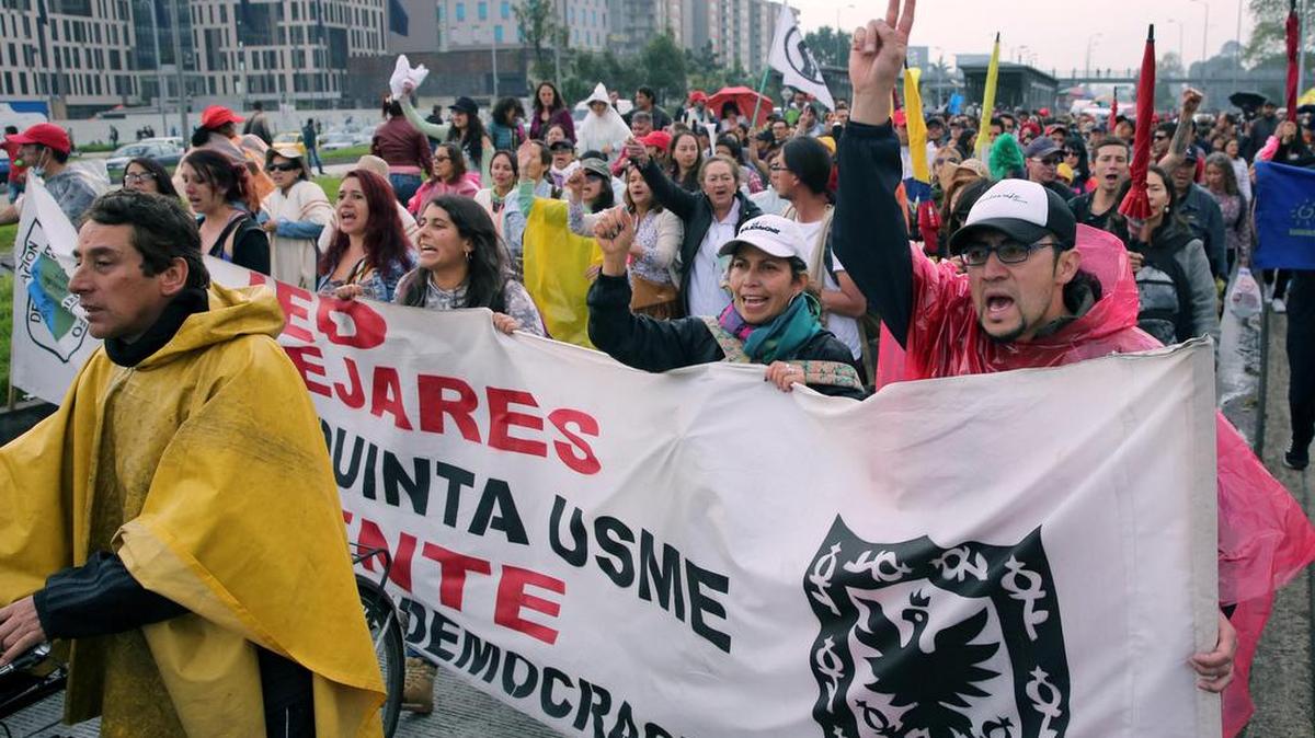 Un grupo de maestros marcha durante una jornada de protesta para reclamar mejores condiciones laborales el viernes 9 de Junio de 2017, en Bogotá (Colombia).