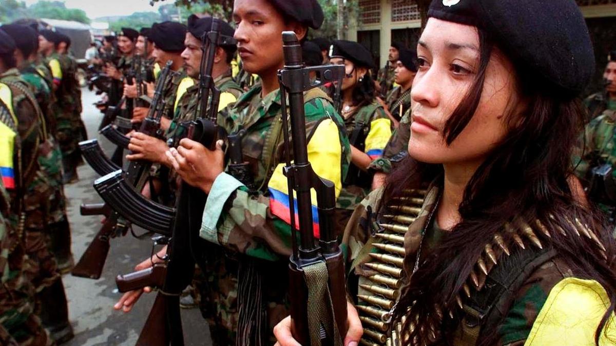 Guerrilleros de las FARC participan de una parada militar en San Vicente del Caguán. Imagen de archivo.