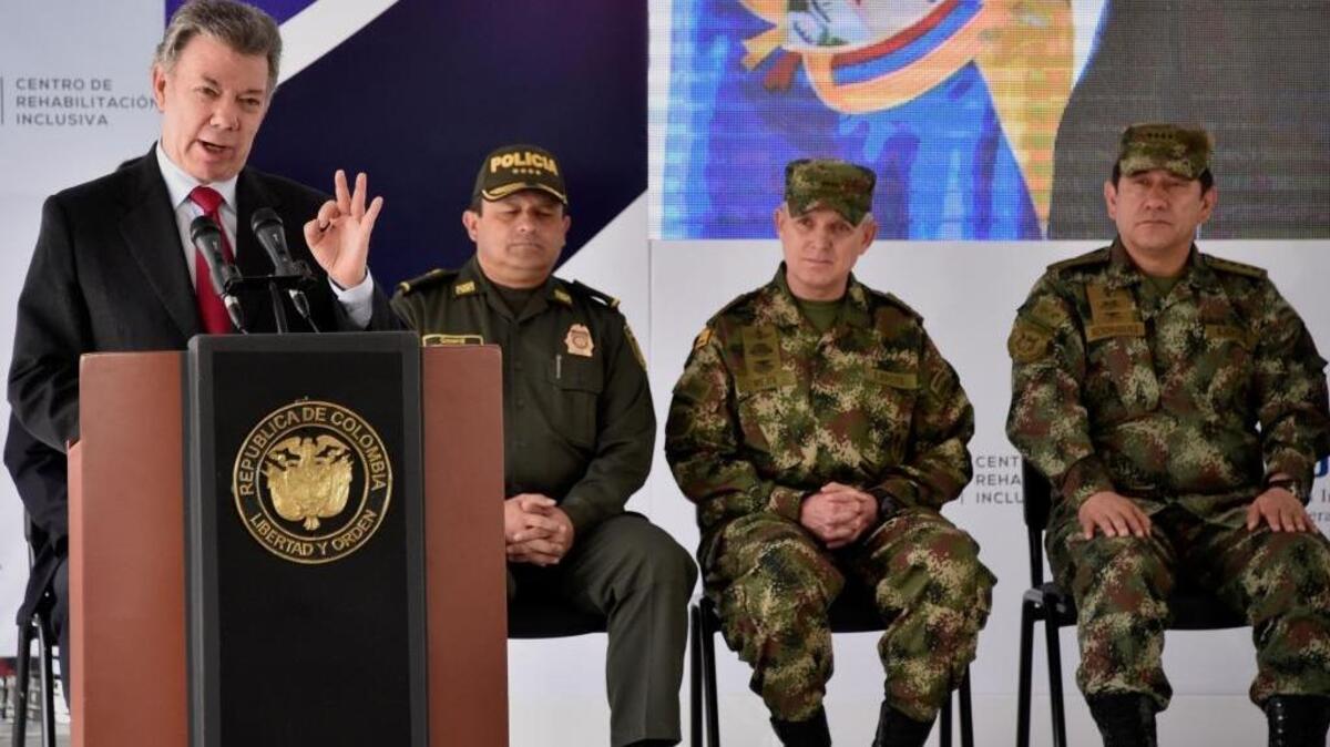 El presidente colombiano Juan Manuel Santos (izq.) habla durante la apertura del Centro Integral de Rehabilitación para soldados y policías heridos durante el conflicto armado.