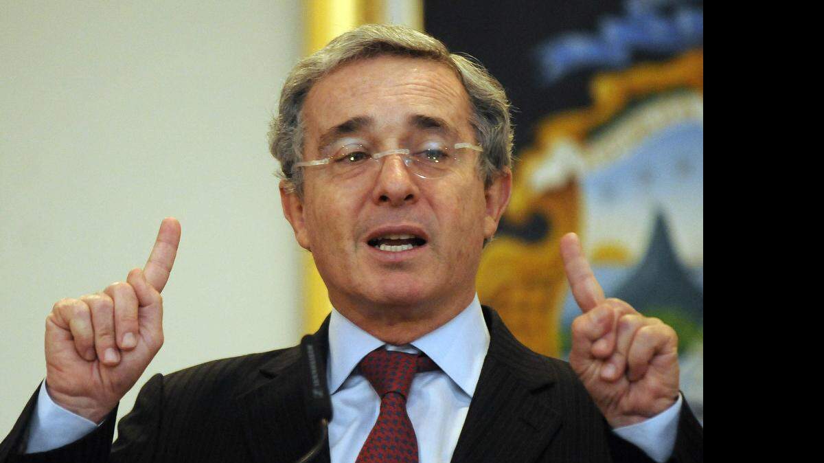 
El ex presidente colombiano Álvaro Uribe habla durante una conferencia de prensa en el 2011, en San José, Costa Rica. 
