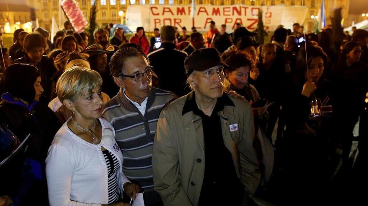 Un grupo de personas se reúne para celebrar el nuevo acuerdo de paz entre el gobierno de Colombia y las FARC el sábado en la Plaza Bolívar de Bogotá.