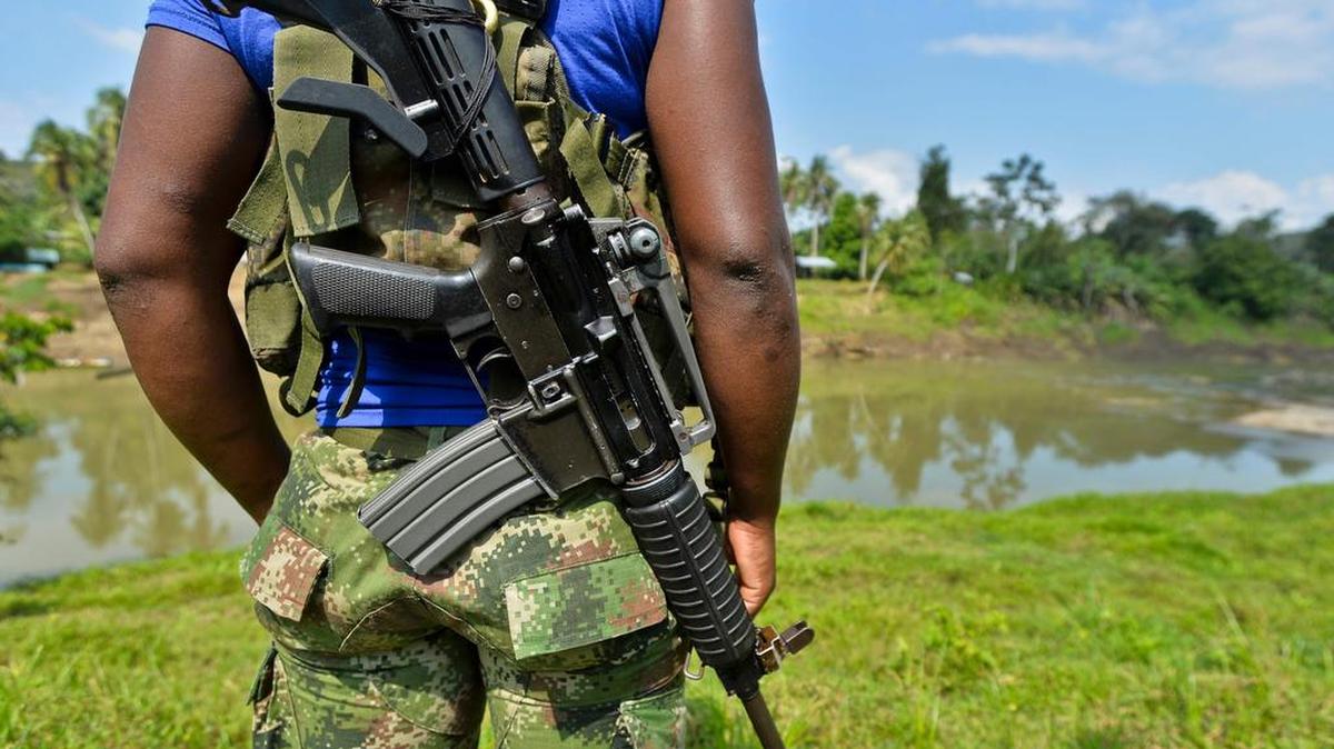 Esta foto tomada el 26 de enero de 2017 muestra a un miembro del Ejército de Liberación Nacional (ELN) que custodia el área en Alto Baudo, en el departamento de Choco.