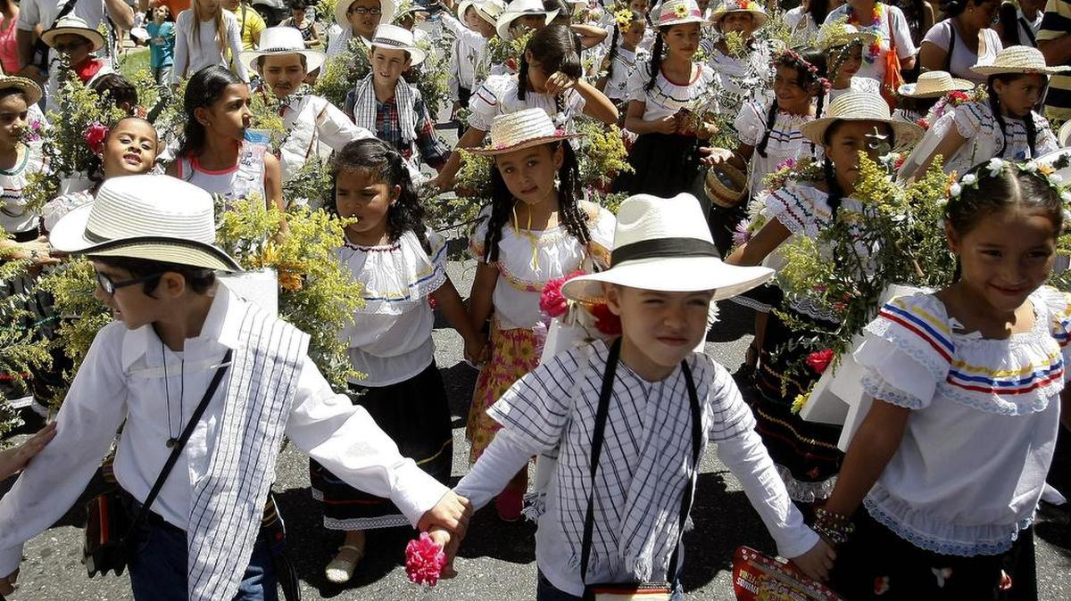 
Entre los más de 150 eventos culturales que ofrece la feria destacan, además del tradicional Desfile de Silleteros (enormes tapices de flores que los campesinos cargan a la espalda), la exposición de los Gigantes de Flores, el Desfile de Autos Antiguos, la exposición Orquídeas, Pájaros y Flores, la caminata canina y el Festival Nacional de la Trova.
