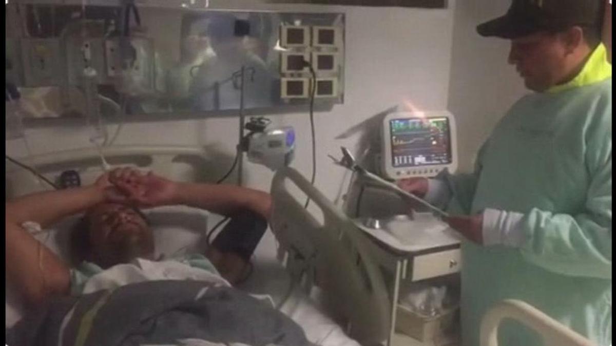 Captura de video cedida por la Policía Nacional de Colombia el 6 de diciembre de 2016, del momento en que autoridades arrestan en una clínica de Bogotá a Rafael Uribe Noguera (i), presunto asesino de la niña Yuliana Andrea Samboni, de siete años de edad, quien fue raptada en un barrio popular de la ciudad y cuyo cadáver fue hallado en un apartamento del detenido.
