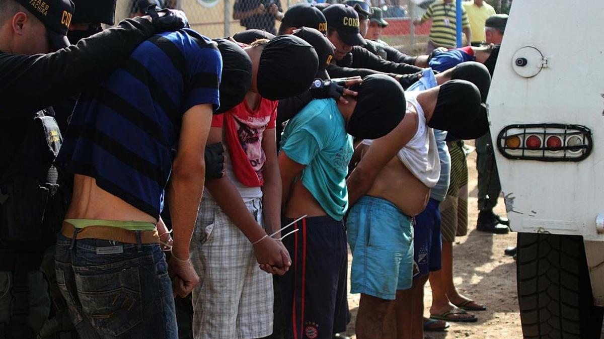
Militares venezolanos custodian a presuntos paralimitares colombianos en una alcabala en San Antonio, Táchira, en la frontera colombo-venezolana, antes de deportarlos el domingo.

