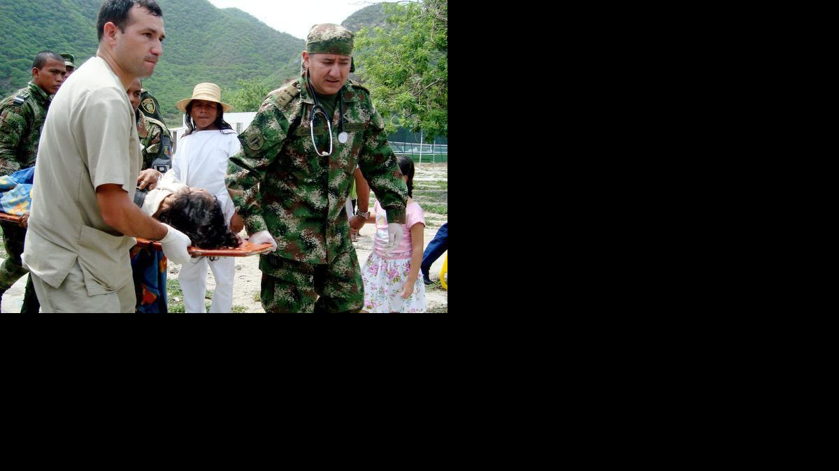 
Miembros del Ejército de Colombia ayudan el lunes 6 de octubre de 2014, en el traslado de un grupo de indígenas que recibieron el impacto de un rayo mientras realizaban una reunión tradicional en la Sierra Nevada de Santa Marta, al norte de Colombia.
