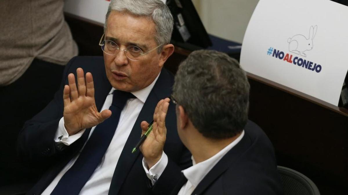 El ex presidente y ahora senador opositor Alvaro Uribe (der.) en el Senado en Bogotá. Uribe hizo un llamado a los militares de Venezuela a desoír “el mandato de la dictadura” y “poner los fusiles al servicio de los valores democráticos”.