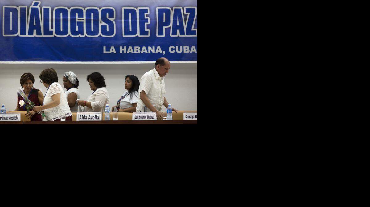 
Víctimas del conflicto armado asisten a una conferencia de prensa y una reunión con las FARC y miembros del gobierno colombiano en La Habana, Cuba, el jueves 2 de octubre de 2014.
