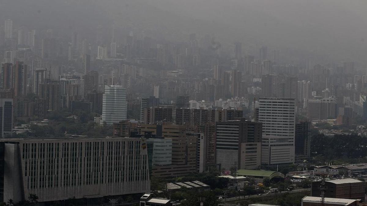 Vista panorámica hoy, viernes 1 de abril de 2016, de Medellín (Colombia). Medellín que registra altos niveles de contaminación se encuentra en alerta roja, lo que obligó a las autoridades a desplegar un paquete de restricciones para mejorar la calidad del aire.