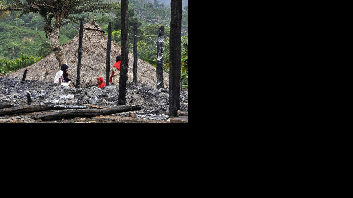 
Indígenas de la etnia Wiwa inspeccionan el lugar donde un rayo mató a 11 personas e hirió a otras 15 la semana pasada en Santa Marta, Colombia.
