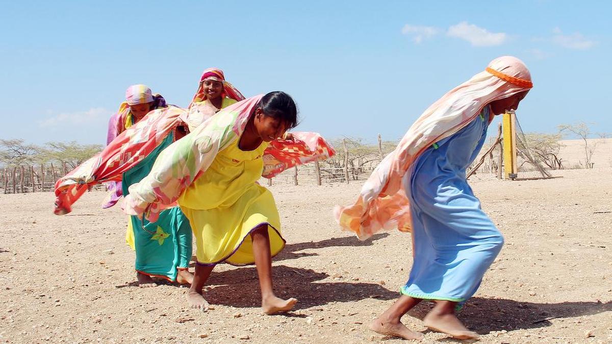 Un grupo de niñas Wayúu bailan una danza tradicional, en Bahía Portete, Alta Guajira (Colombia). Las comunidades Wayúu del desierto de La Guajira ultiman estos días los detalles para inaugurar una escuela que contará con una sala virtual y otra de memoria histórica, donde casi un centenar de niños recuperarán una identidad que perdieron por culpa del conflicto armado colombiano.